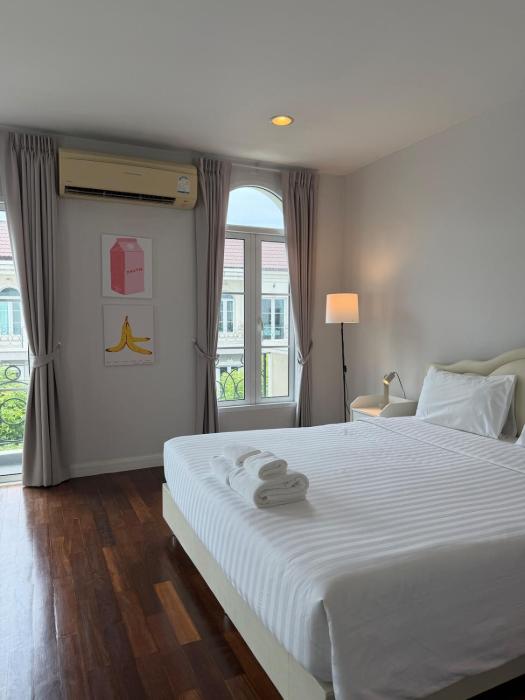 Entire 3Bedroom Townhome, shared swimming pool in Sukhumvit, 2927