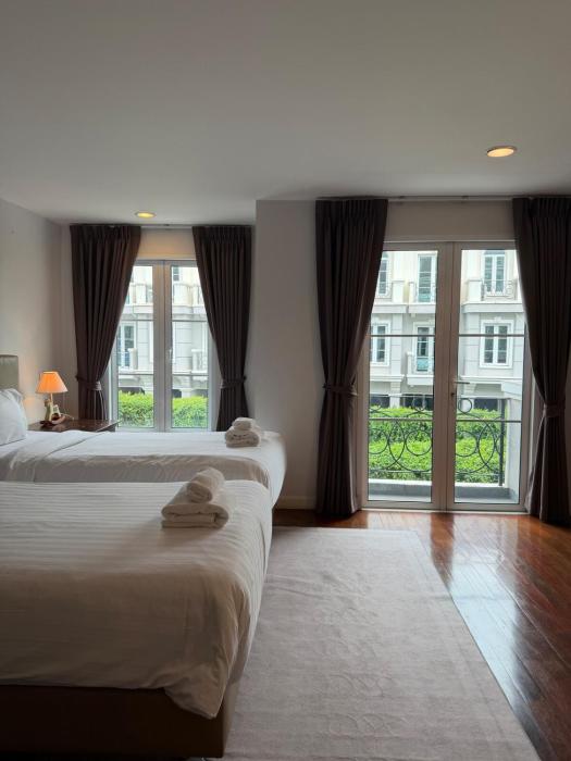Entire 3Bedroom Townhome, shared swimming pool in Sukhumvit, 2942