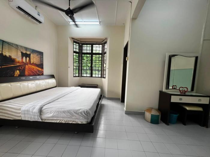 johor bahru corner party house 4bedroom 3bathroom 15pax