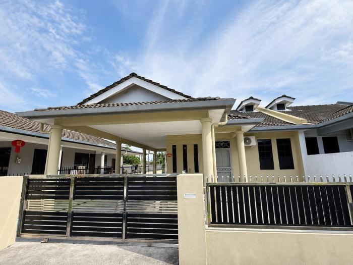 Landed House Near Matang Emart up to 14 pax