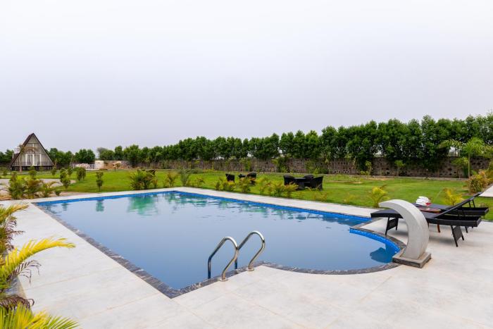 Malik Farms Countryside Wooden Cottage on 2 Acre Estate with Shared Pool, Garden & Restaurant