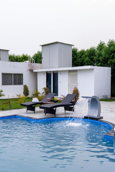 ELIVAAS Signature Malik Farms Countryside Wooden Cottage on 2 Acre Estate with Shared Pool, Garden & Restaurant