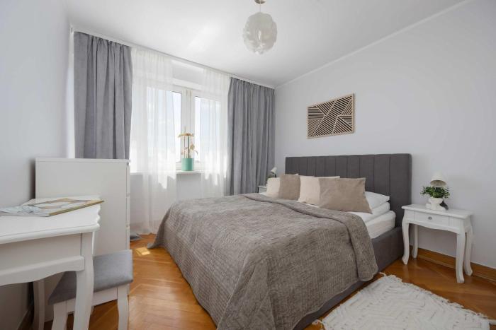 Comfortable Apartment with Balcony and Workplace by Noclegi Renters