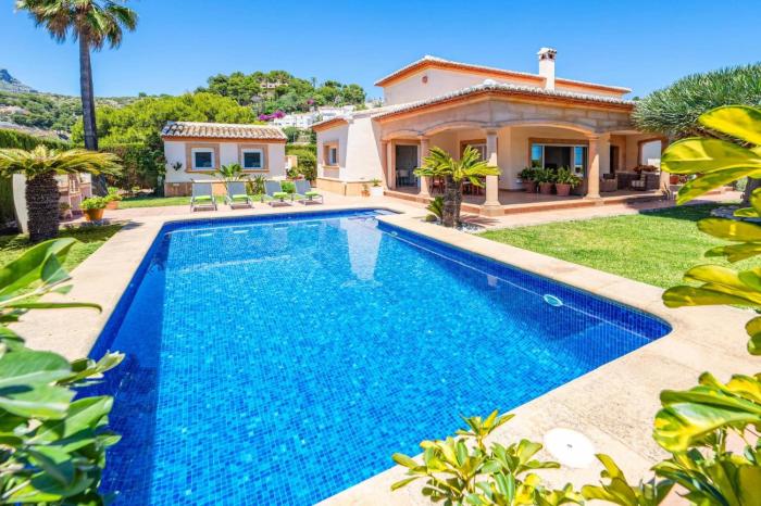 Villa Oliveres by Villa Plus