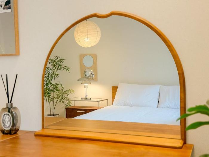 hongdae,6 people,5 minutes from Hongik Univ Station,direct airport bus, accessible to Itaewon, Seongsu, and Gangnam