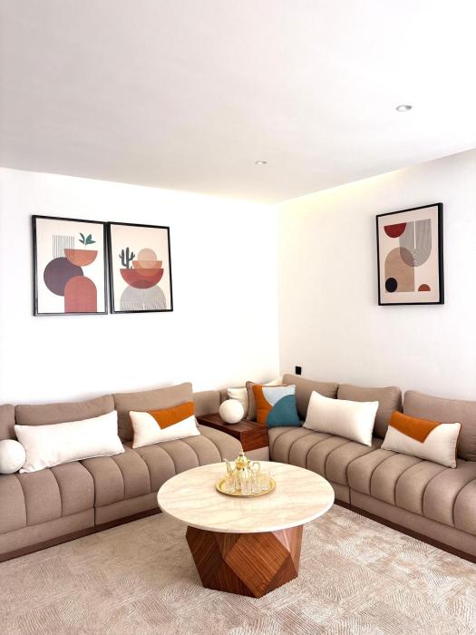 Spacious, Stylish & Comfy Retreat - Close to Beach