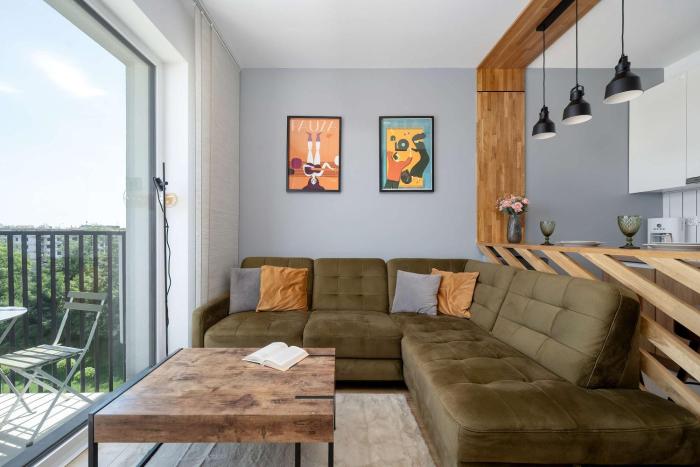 Stylowe Studio z Antresolą, Balkonami i Miejscem do Pracy by Noclegi Renters