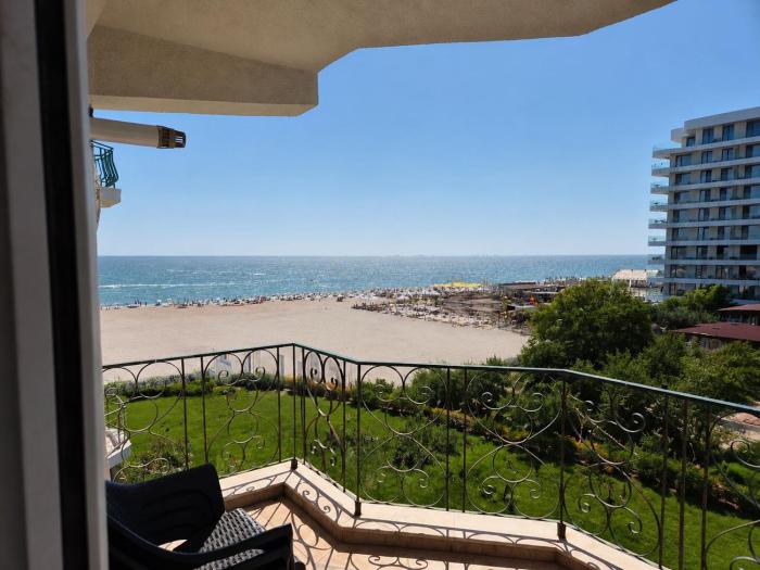 Mamaia nord, apartament 3 camere pe plaja- vedere la mare prima linie Pheonicia resort