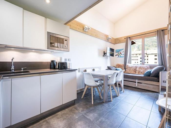 Studio rénové avec mezzanine – Centre Val-dIsère - FR-1-518-123