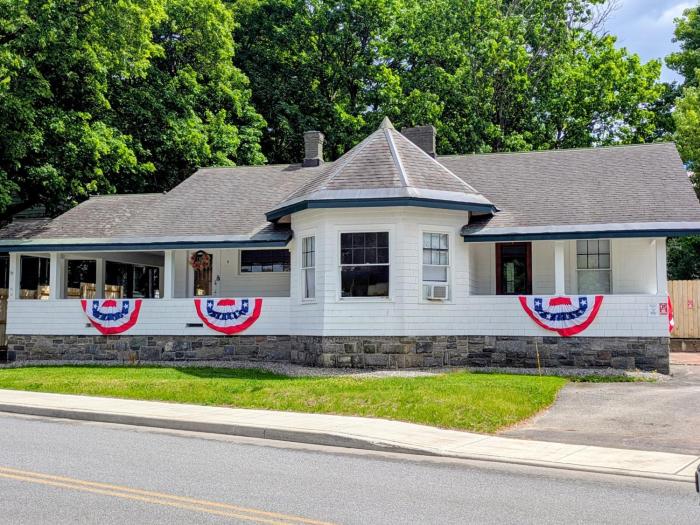 Downtown Home, Central Location, Free EV Charger