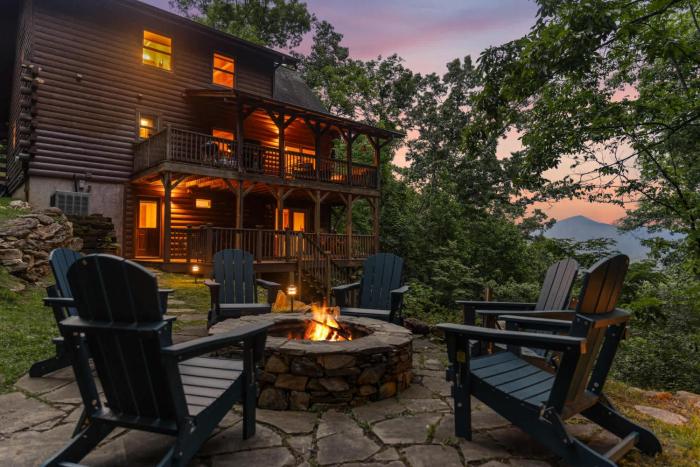 Black Bear Ridge - Beautiful Log Cabin with View