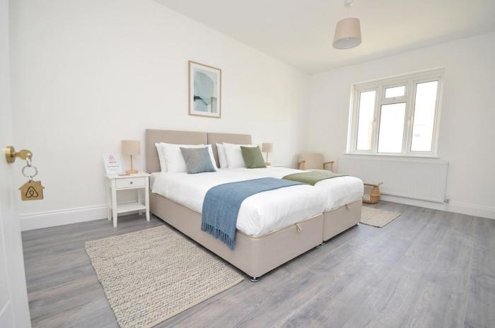 Comfortable 3-Bedroom Home with Roof Terrace & Free Wi-Fi