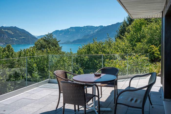 Lake & Mountain View Apartment near Faulensee Balcony BBQ & Free Parking