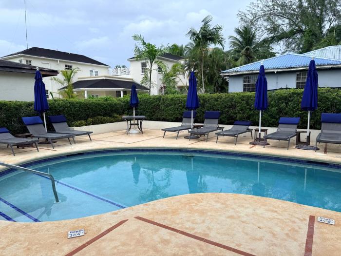Ixora 7 - 1 Bed Apartment In Holetown w Pool & AC