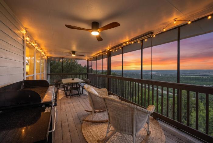 Hillside Oasis - Lake & Sunset Views with Hot Tub