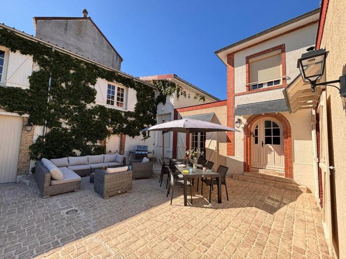 Les sablons villa avec piscine au cœur des vignes