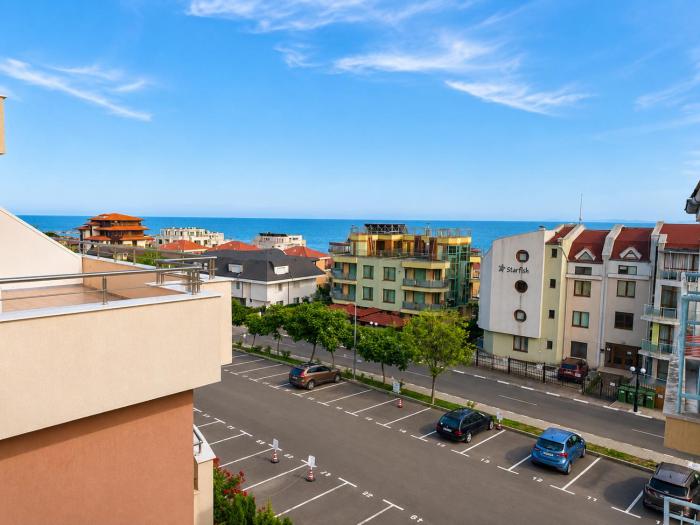 Informat 1 - Pool and SeaView - Top Location
