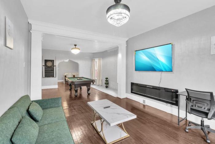 5-Bed Home Game Room Pool Table Sleeps 13