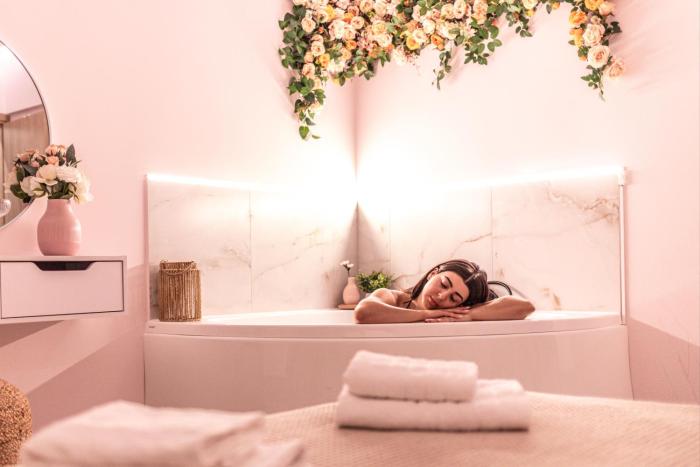 Almond Jacuzzi Suites - Private Indoor Jacuzzi - Self Check-In - Free & Easy Street Parking