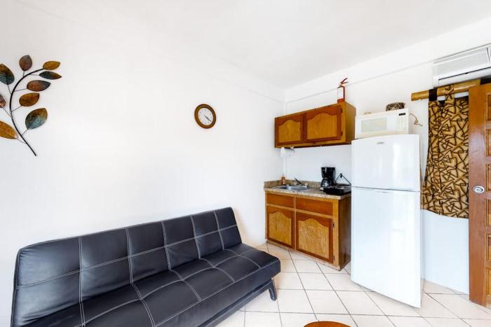 Affordable Suite on Gated Property with Rooftop Deck WiFi AC and Shared Pool