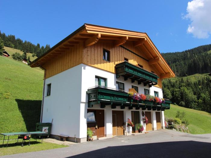 Cozy holiday apartment with balcony near ski slope