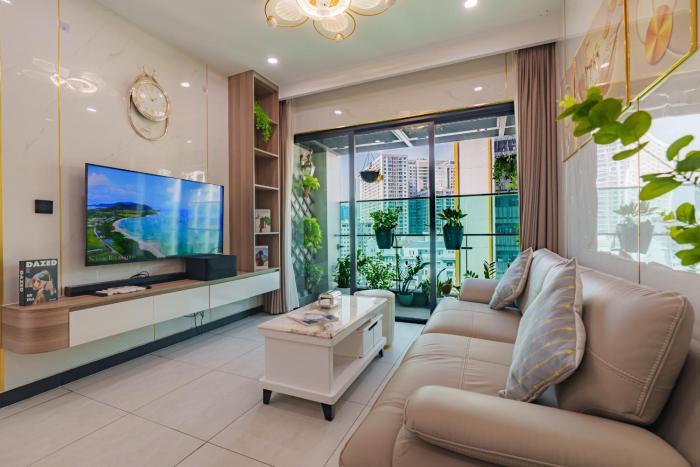 Luxury Corner 2BR - Dream Lake & Pool Views