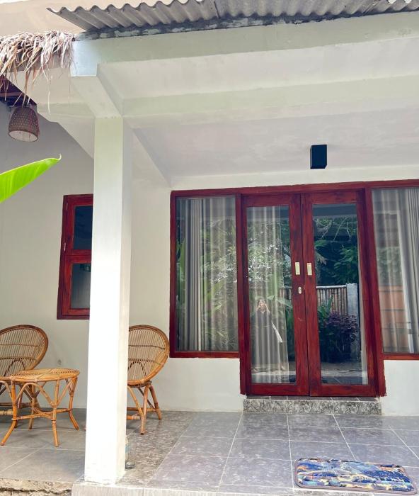 Hibiscus house Kuta Lombok 1 bedroom and kitchen
