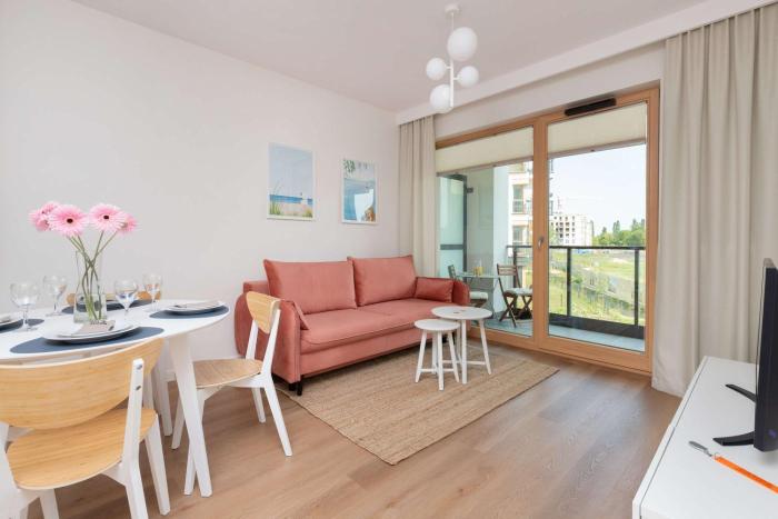 Stylish Apartment with a Balcony and Parking by Noclegi Renters