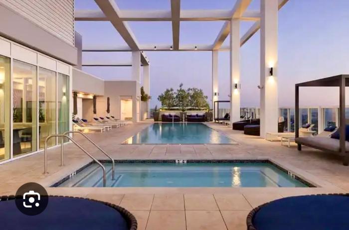 Luxury Residence in Center of Los Angeles 1B1B with Huge Balcony -Pool and BBQ on Roof