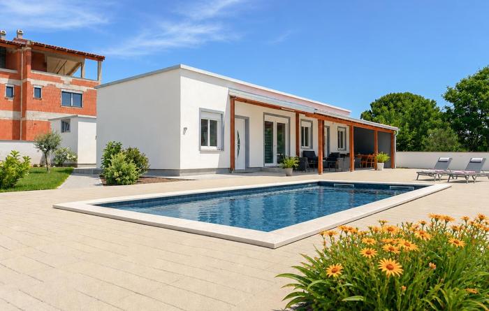 Lovely Home In Privlaka