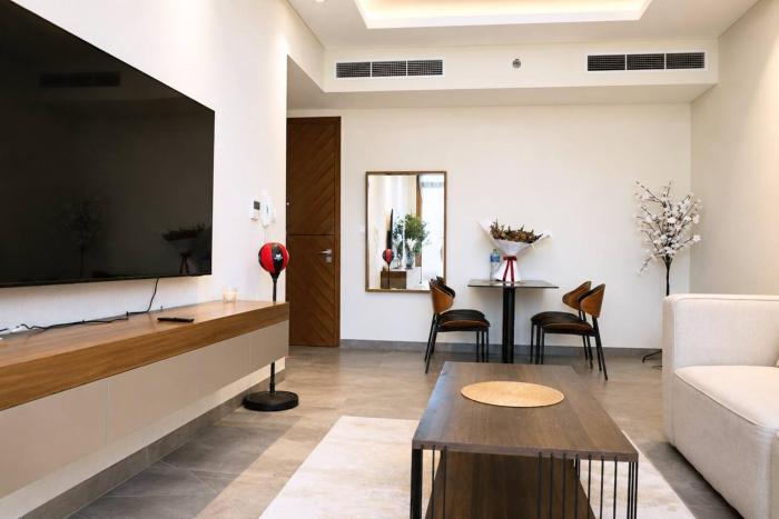 Spacious 2BR Pool, Gym, Balcony & Parking
