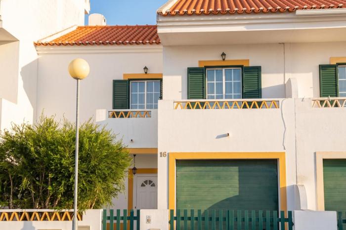 Charming house with fireplace in Grândola, 142 m², Internet included