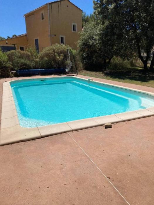 Charmant chalet à Cornillon-Confoux avec piscine partagée