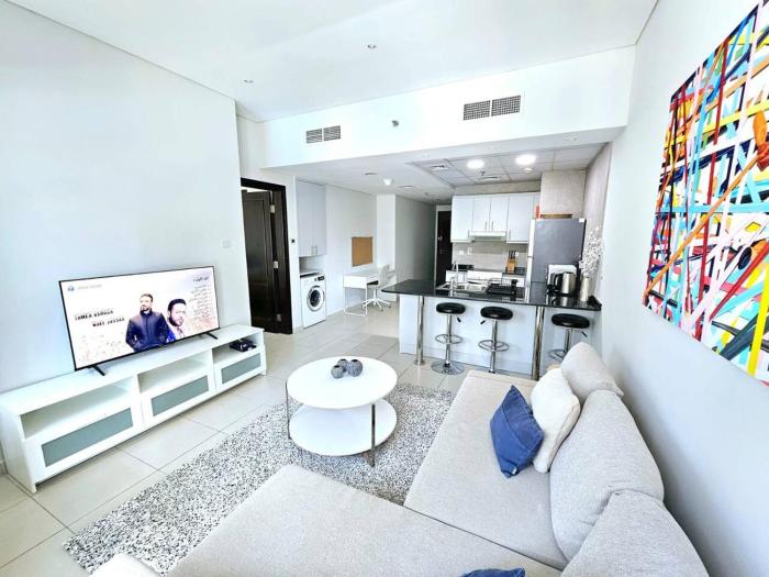 Poolside Beautifully presented 1 Bedroom near JBR Beach - Sleeps 4