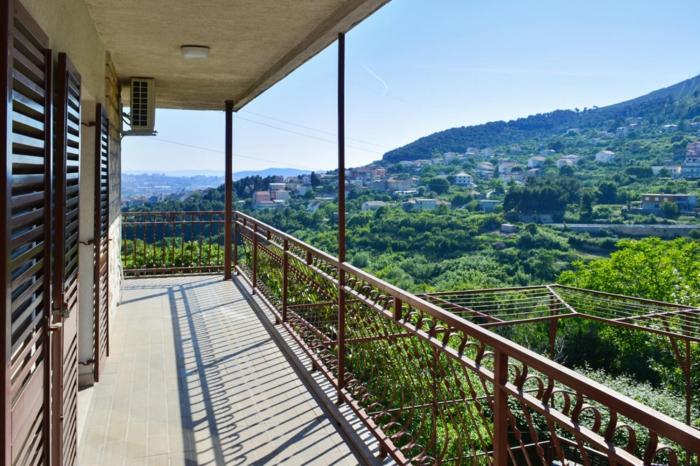 Spacious Apartment in Klis + Balcony