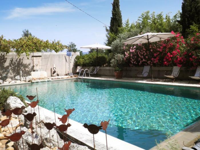 Appartement accueillant avec piscine à Oppède 70 m², vue montagne
