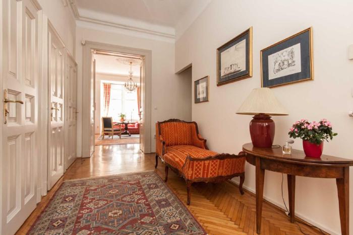 Spacious apartment in Budapest city centre with fireplace