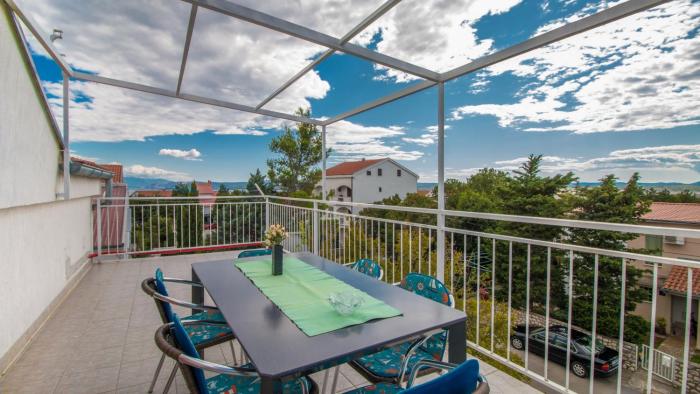 Spacious apartment with terrace and sea view in Jadranovo