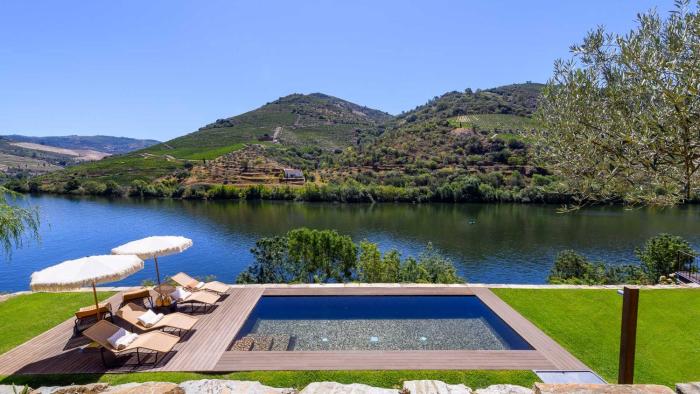 Riverfront Douro Villa With Pool in Wine Region
