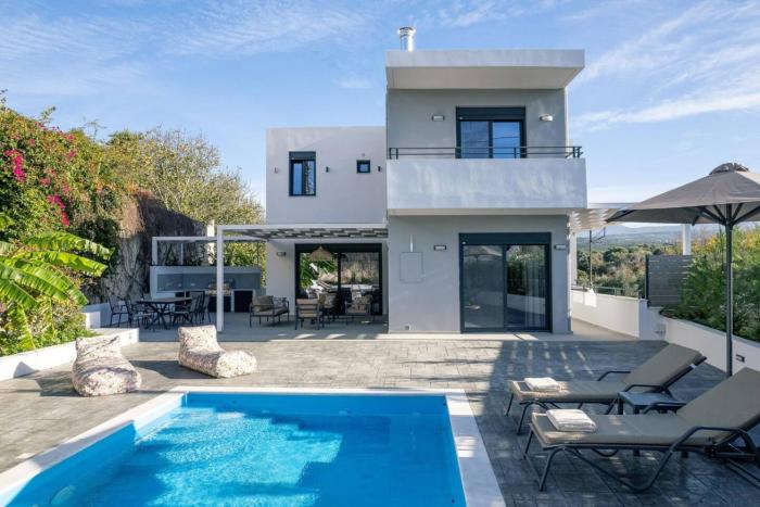 Family Villa Queen Bee, with Private Pool & Ping-Pong table