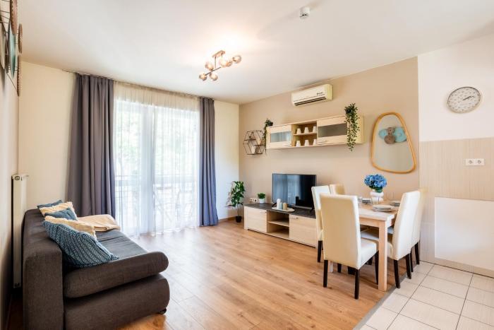 Prime Stay - Deluxe 2 Bedroom Family Apartment with Balcony - Parking Included
