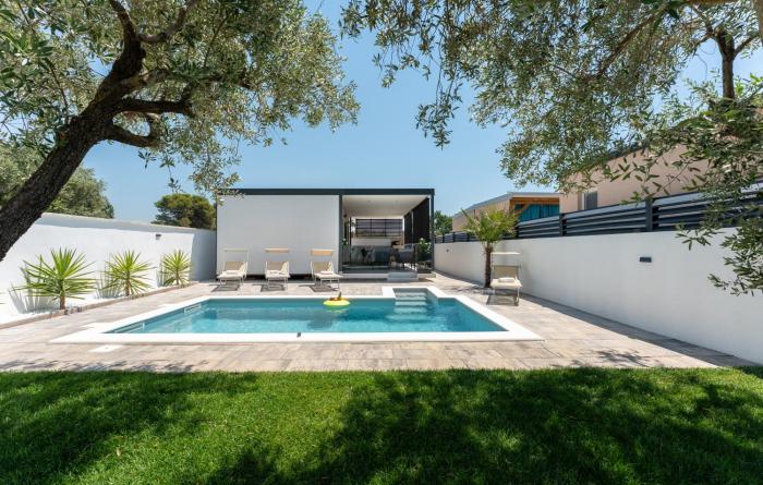 House with pool Mari