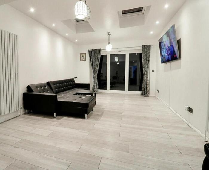 7 Bedrooms Home, Parking, Garden