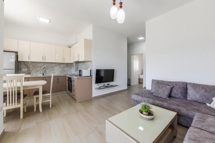 Beachside Family Apartment Balcony & Parking by PikHost