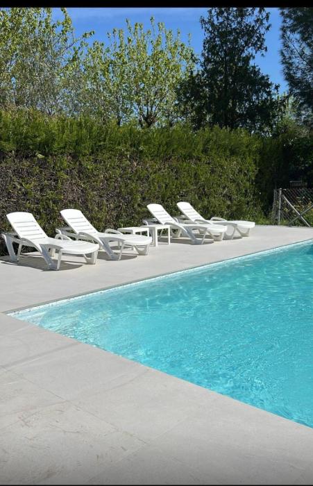 Chalet con piscina en Carmona