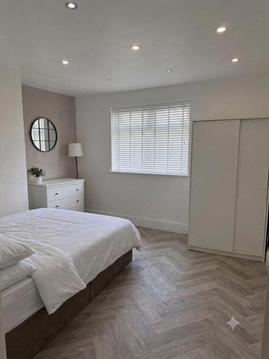 Large 2 bed apt M1 Piccadilly