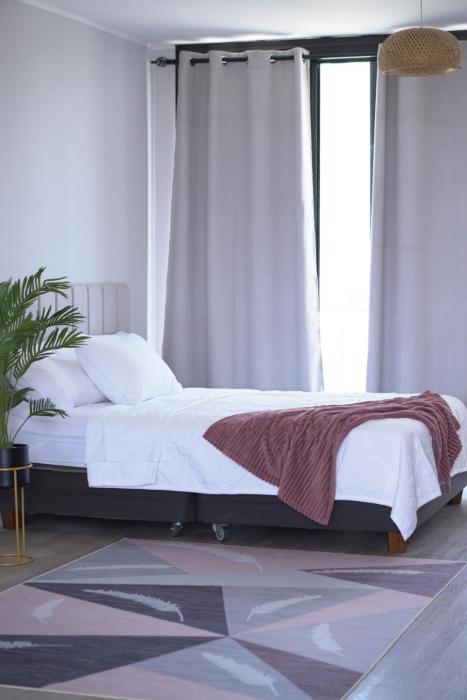 Modern and cozy apartment with a queen size bed