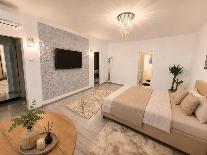 Elegant Beige Studio - Cozy City Stay
