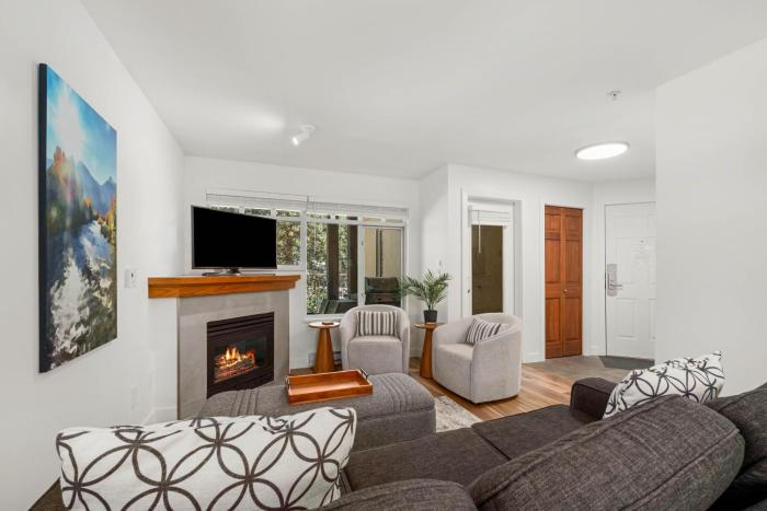 2BR Lagoons with Private Hot tub in Village Location including Parking