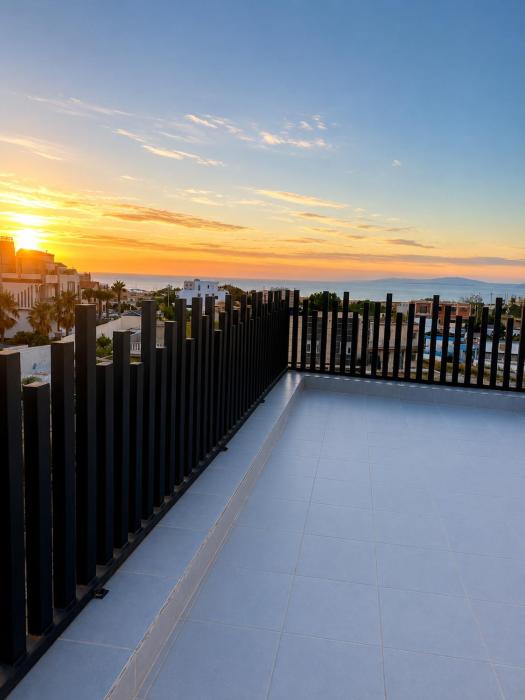 Elegant Private Room with Ocean View & Sunset Terrace